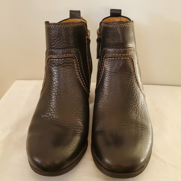 COMFORTIVA Black Leather Women's Short Boots, Side Zip, Like New. Size 8.5 - Picture 4 of 11